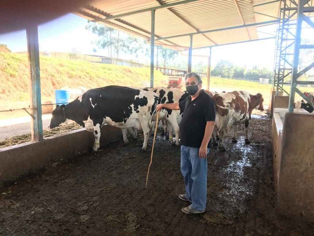 Francisco Brito Fernandes, produtor de leite e de ovinos, usa o software para gestão de fazendas de pecuária Semper Leite